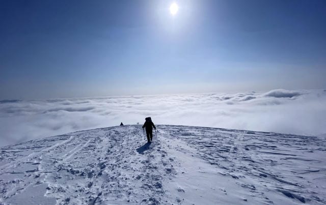 日帰りスキーツアーで心躍る冬の冒険を楽しもう！